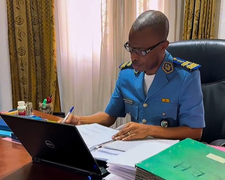 Fin d’une ère, début d’un héritage:Le Colonel Mekouabouth Mesmin, Major Général de l’Armée de l’Air, tire sa révérence