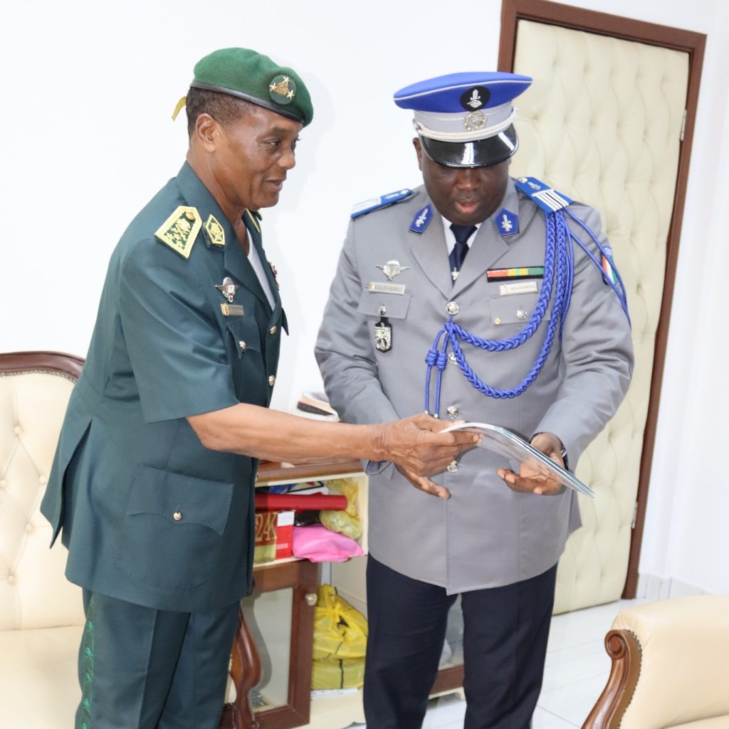 L’Attaché de Défense de Côte d’Ivoire en visite de courtoisie à l’Etat-Major de l’Armée de Terre
