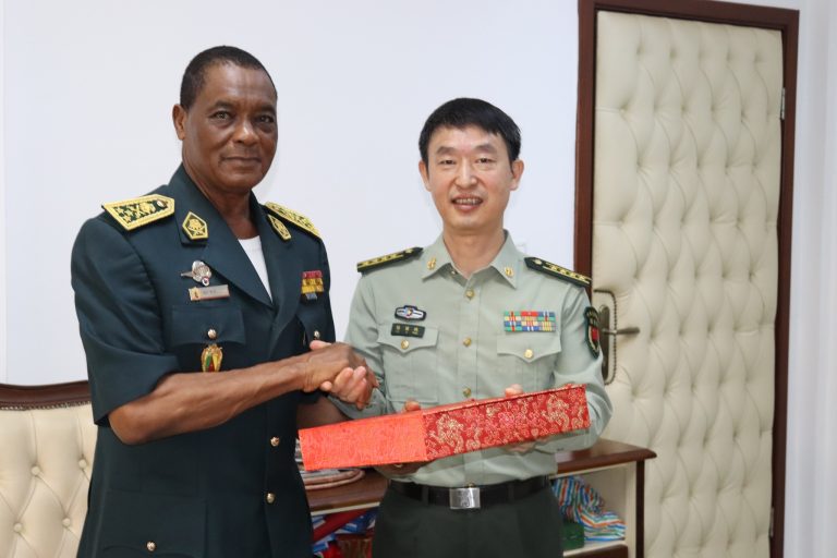 L’Attaché de Défense chinois en visite de courtoisie à l’Etat-Major de l’Armée de Terre