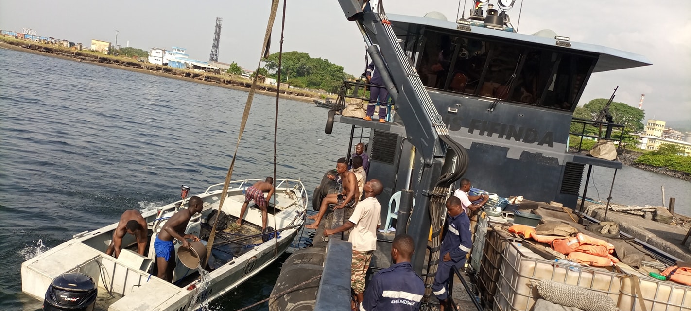 ” Assistance d’une embarcation naufragée, par la Marine Nationale “