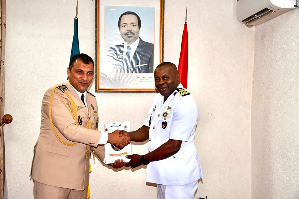 ” Visite de travail à l’Etat-major de la Marine, du Colonel, attaché de défense naval et air du royaume du Maroc au Cameroun “.