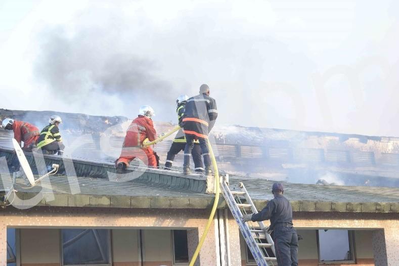 Un feu de bâtiment à simple rez-de-chaussée