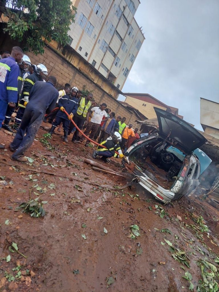 FEU DE VÉHICULE DANS UN GARAGE A DSCHANG.