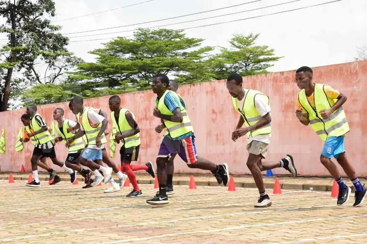 Concours d’entrée à l’Ecole Militaire Interarmées, édition 2025 : les visites médicales sommaires et les épreuves sportives en cours marquent le début effectif du processus de recrutement des futurs Officiers des Forces Armées