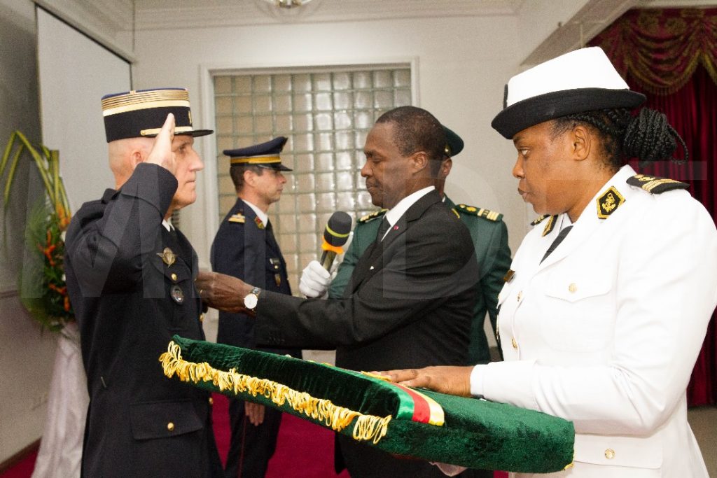 Remise de décoration aux coopérants militaires Français arrivées en fin de séjour au Cameroun.