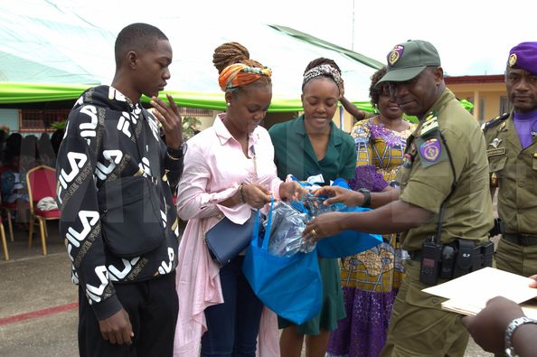 Education : Commander of Presidential Guard hands didacti materials, financial support to children of fallen soldiers.