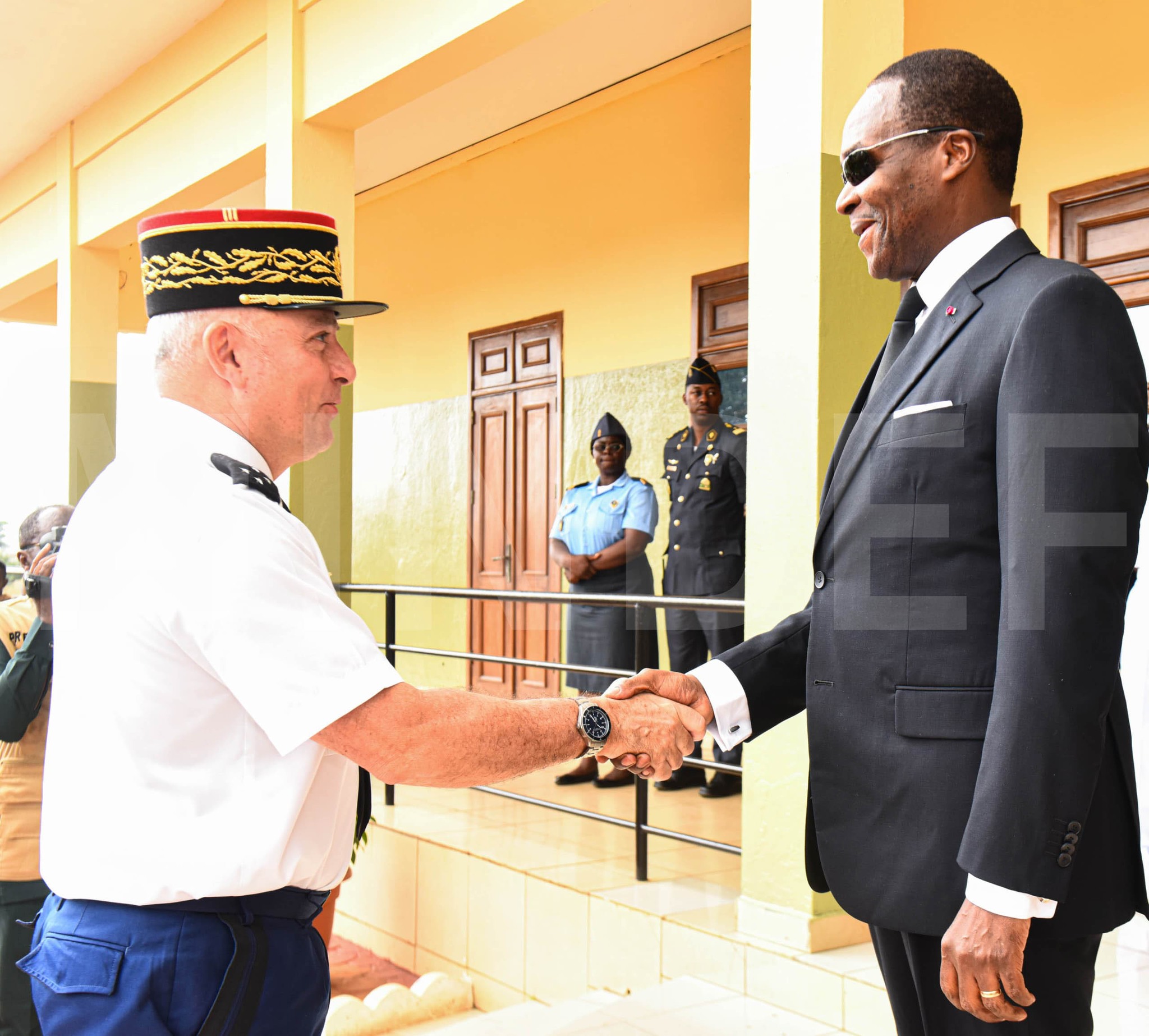 Visite stratégique du Général d’armée Hubert Bonneau à Yaoundé : consolidation de la coopération franco-camerounaise