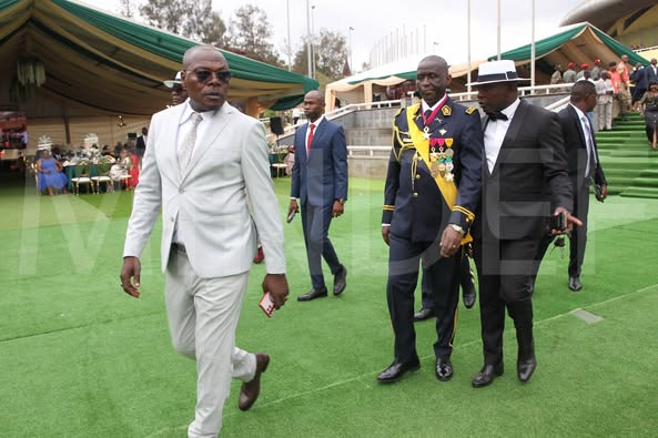 CEREMONIE D’ARROSAGE : Le Général de Brigade NGOLO NGOMBA TOBIE Gabriel célèbre sa promotion.