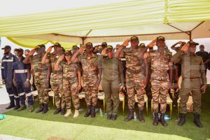 AKONOLINGA: LE GÉNIE MILITAIRE CONFIRME SON EXPERTISE AVEC LA LIVRAISON D’UN COMPLEXE COMMERCIAL ET D’UNE GARE ROUTIÈRE MODERNES.