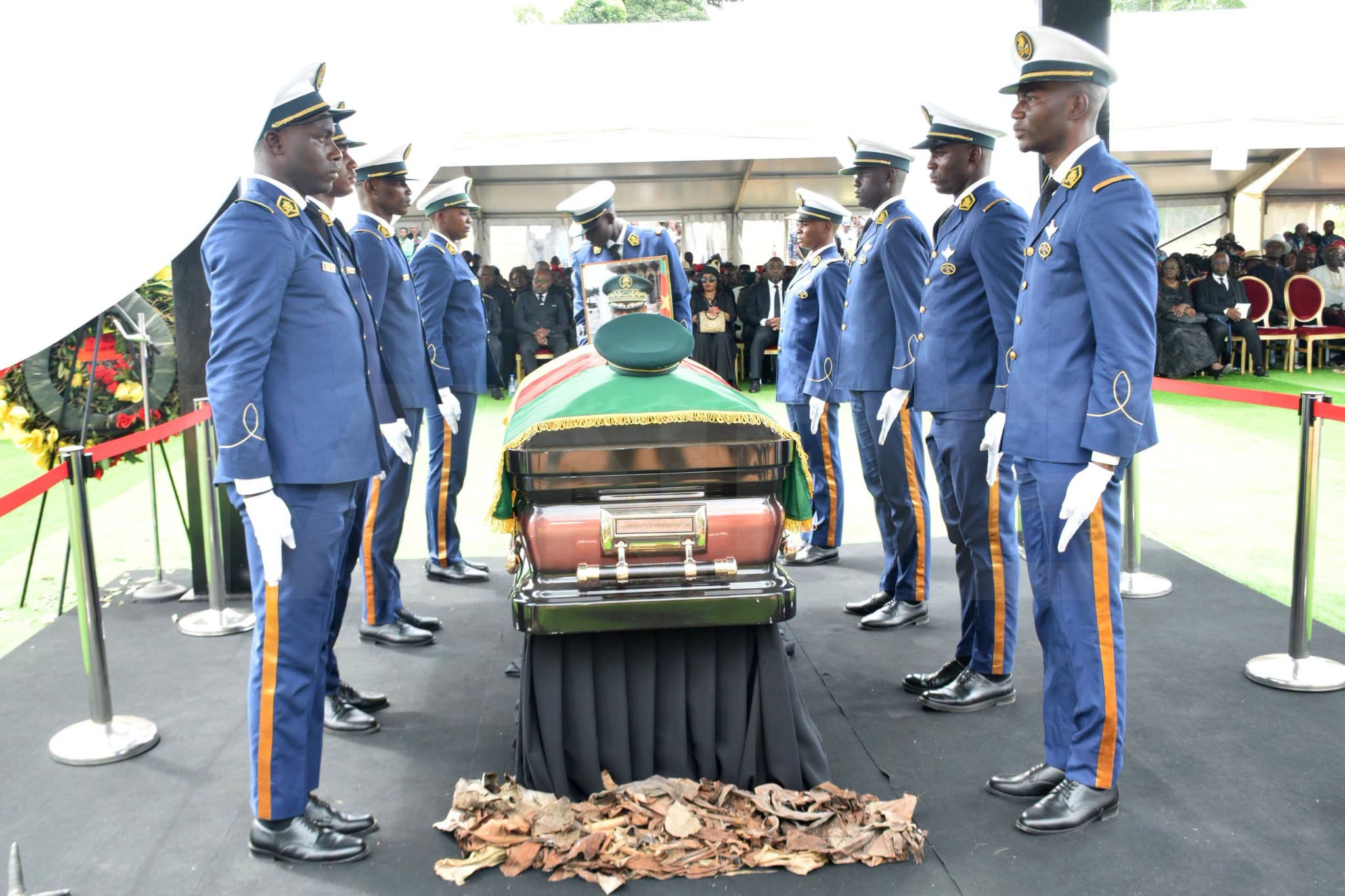 Inhumation de Général de Division Philippe MPAY à Song-Libot, Arrondissement de Messondo, Département du Nyong-et-Kelle, Région du Centre.